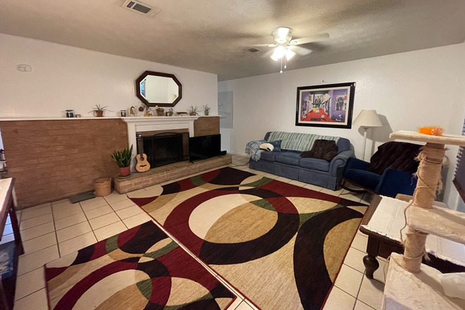 Living room - Home close to campus