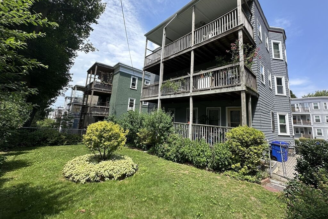 Exterior 2 - Spacious Apartment. Easy access to subway, and convenient to NEU, MassArt...