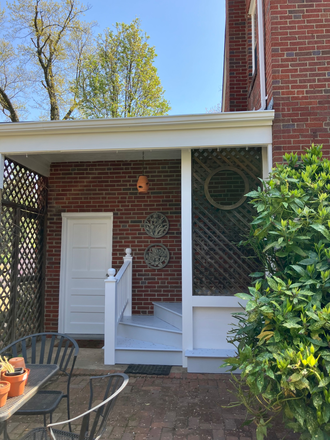 Back porch - Walk to Ballston VA metro -2BR 1BA Private suite