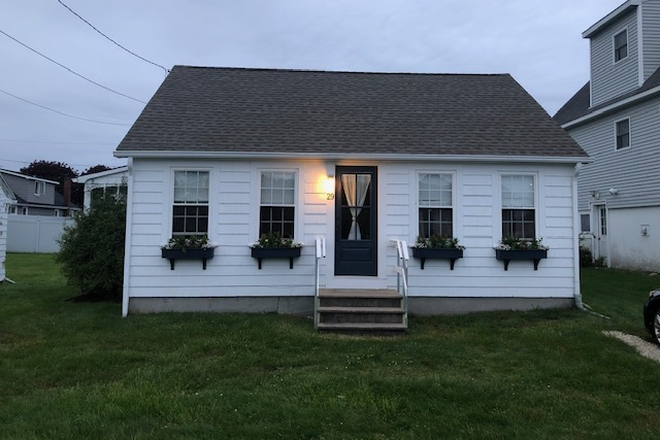 Front of the house at night - Another Cozy Cottage To Rent In The Scarborough Area For The Academic Year