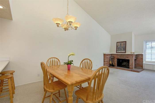Living Area - Room for Rent in 2B/2B (Move-in ASAP) – UTC / La Jolla