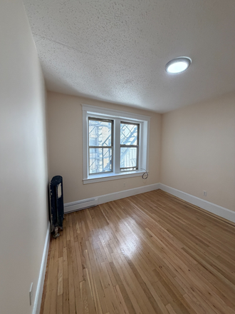 . - Spacious studio close to campus! Available 9/1/26. No broker fee!