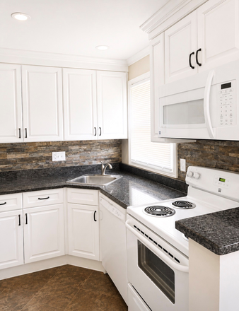 granite kitchens - Flex start date 8/1-8/15/26 4 bedroom 1.5 bath townhouse style apartment  2 free parking