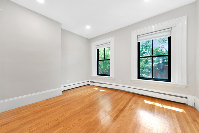 Call NOW for showings! 617-236-8600 - EAST SPRINGFIELD ST - LUXE PENTHOUSE 3BR/1.5BA AVAIL *9/1/2025* W/ IN UNIT LNDRY, H&HW INC, PRKNG!