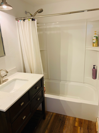 Shared bathroom - Next to campus, private bedroom, all utilities included