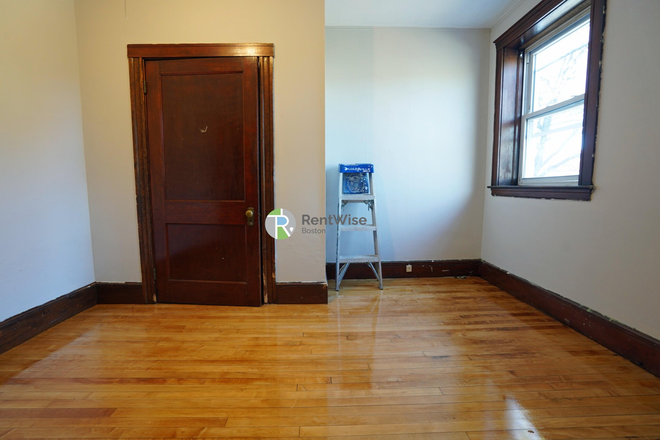 1 - AVAIL NOW – Amazing 4 Bed/2 Bath in Brookline Hills! Steps to D-Line – NO FEE! Apartments