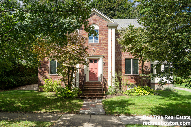 x - ASPINWALL HILL - 5 BED 2.5 BATH - BROOKLINE - SINGLE FAMILY HOUSE - GARAGE - DECK - YARD - BROOKLINE