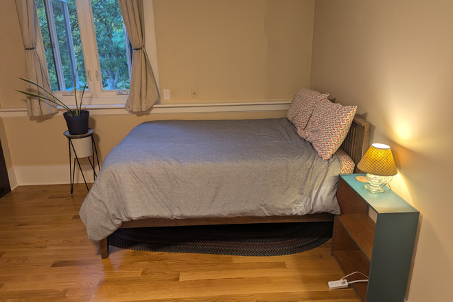 Private bedroom - Primary Furnished Bedroom in 2 Bedroom Unit: Wood floors, Utilities Included! Apartments