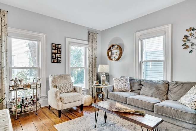Living room area - Adorable small single family near HBS and Memorial Drive