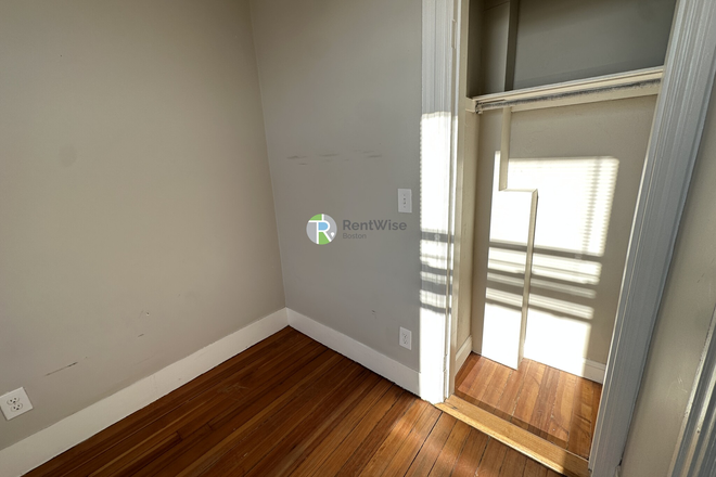 1 - SEPT 2025-Incredible Harvard Sq location. sweet 1 bed. Pets Ok, NO FEE Apartments