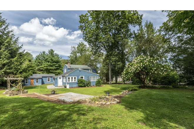 Back yard - SPRING SEMESTER THIS YEAR !!  Lake Front, Large House, plenty of parking, GREAT hou