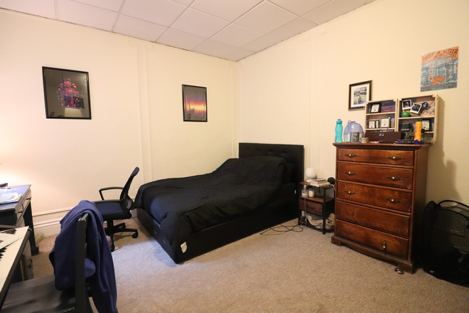 bedroom - Spacious Comm Ave 2 bed + den for 9/1 - NO FEE Apartments