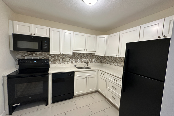 - - Spacious 1 Bedroom with Pool & Concierge – Near Longwood Area Apartments