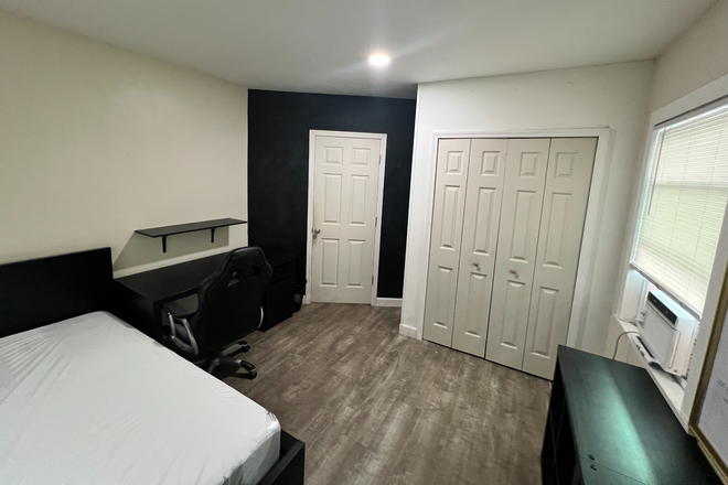 Bedroom - Spacious 4 Bedroom 2 Bath House for Rent Walkable to UF Campus!