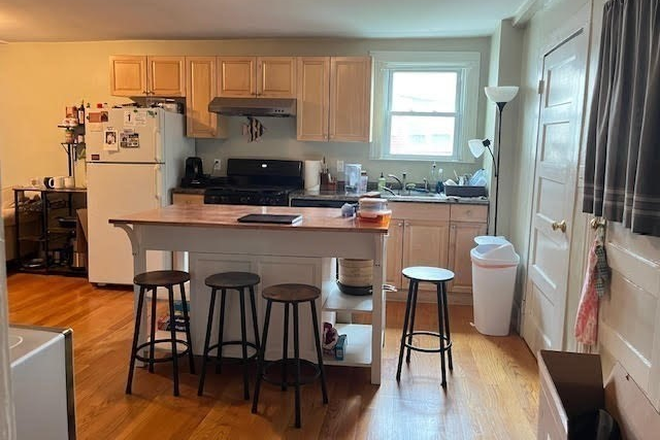 LIVING - BRIGHT AND SPACIOUS 2 BED IN A GREAT LOCATION! Apartments
