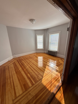 Call NOW for showings! 617-236-8600 - WILLOW AVE - GIGANTIC 2 FLR 5BR BTWN DAVIS & PORTER SQ *AVAIL NOW!* W/ IN UNIT LNDRY, BLCNY, PRCH!