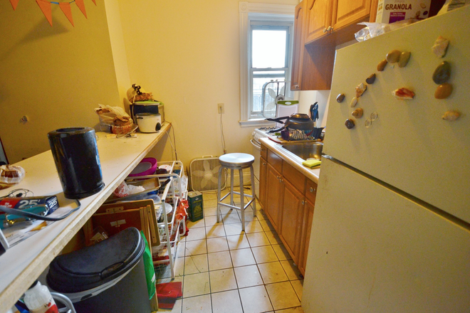 Kitchen - Large 3 bed split with 4 separate rooms in Peterborough St across Target  9/1 Apartments