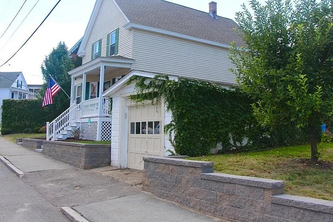 Side of the house, showcasing off street parking - 220 White Street - 5 Min Walk to Campus House