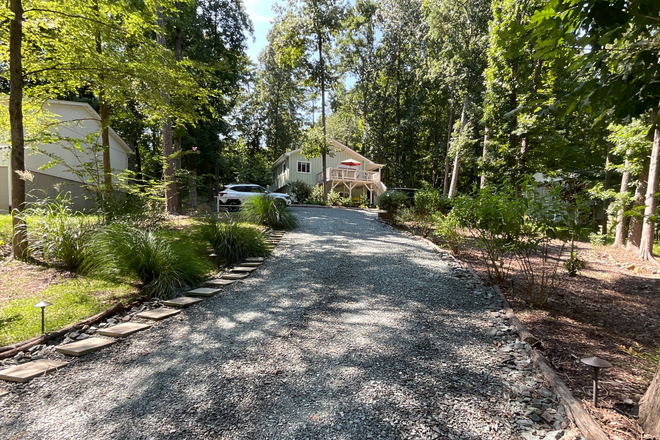 Main entrance - Walk to Franklin Street  and free bus to UNC and community House