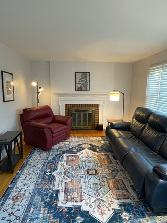 Living room - Main Bedroom for Rent - 10 mins to Campus - Utilities included