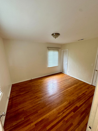 Corner Bedroom - Bedroom Available for Rent in Shared House