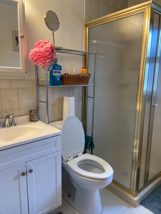 Bath room - Pleasant room in quiet neigborhood House
