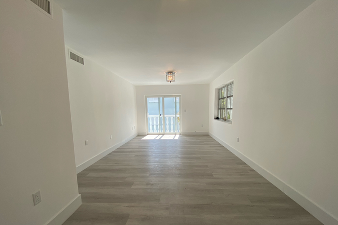 Living Room - Renovated 1/1 in Coral Gables across the street from Campus Apartments