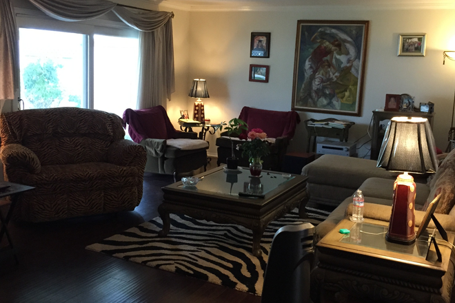 Living room - 1 Bedroom  in a single family home quiet culdesac
