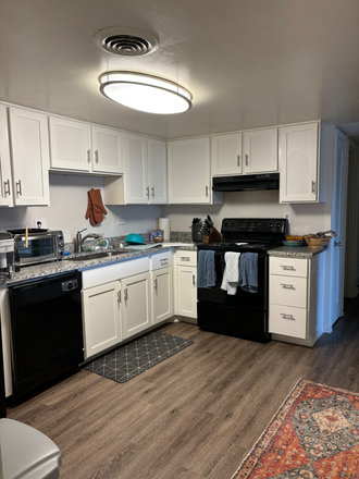 Kitchen - Stonegate Apartment