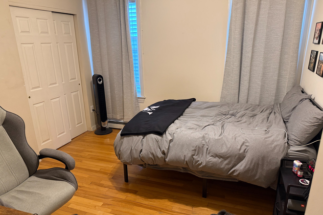 Room with 2 big closets - Mission Hill Apartment