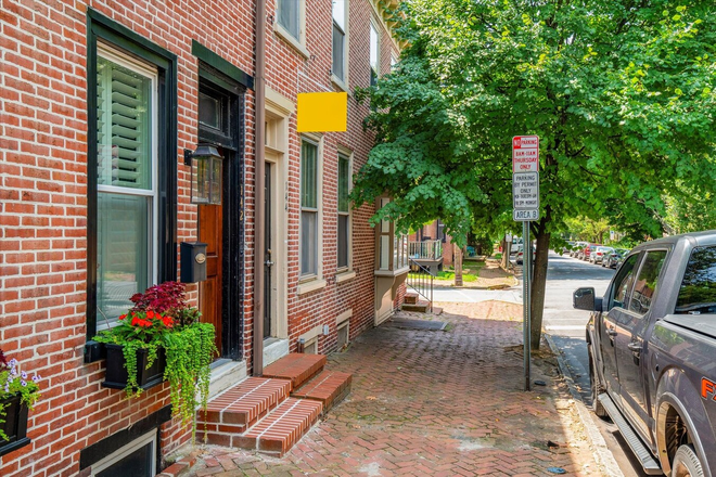 OUTSIDE OF BUILDING - AMAZING STUDENT RENTAL- LOCATION, LOCATION Apartments