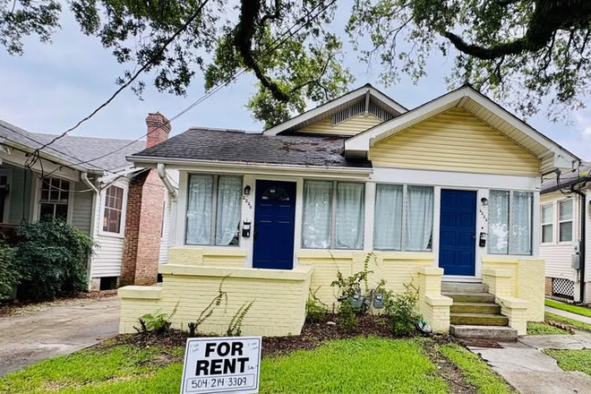 Freshly painted duplex - Location, Location, Location! No need for a car! Duplex