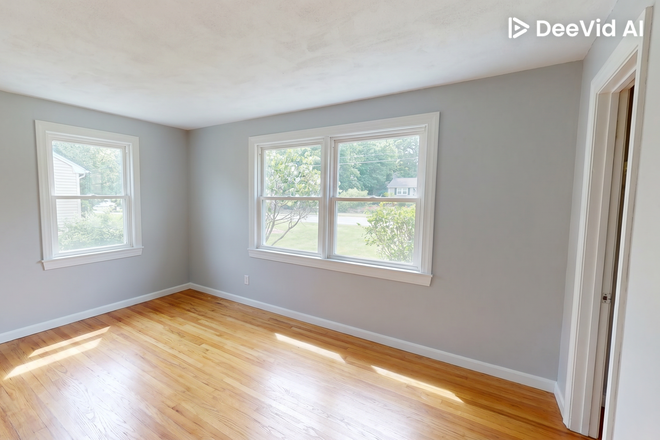 Bed 1 - 4BR/2BATH Home with Gargage/Deck/Large Yarfd - includes LAWNCARE/SNOW REMOVAL