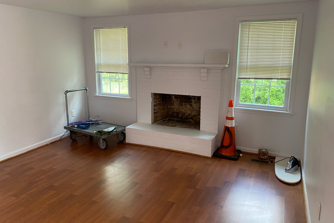 Tv Room / Den - Large 4 Bedroom 3 bath single family home with driveway and yard