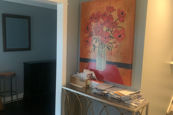 Hallway Entrance - 5-Bedroom Residence Ideal for FEMALE College Students/Interns Duplex