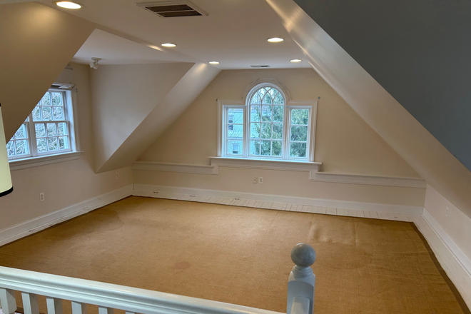 Third floor room - Large Restored House in Roland Park