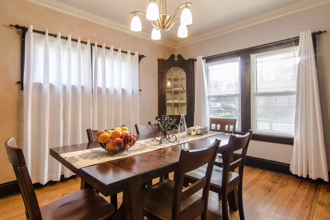 Dinning Room - 3Bd 1.5Ba Fully Furnished in Cleveland Heights, 10min from Cle. Clinic Duplex