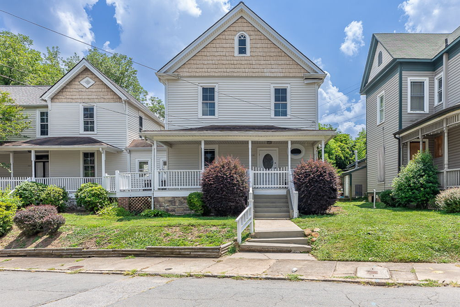 right side is house, connected to left - Spacious 3 bed/1 bath DOWNTOWN House