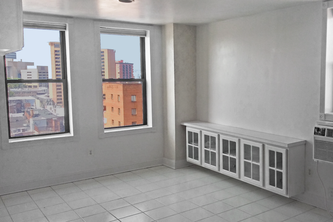 Living Space, North-West - Clean, Bright & Modern Mt Vernon Studio #Peabody Condo