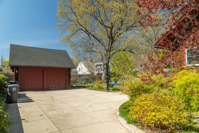 Driveway and back yard - Arts and Crafts bungalow - Four bedrooms, three full baths, two home offices - 10 min from Brown