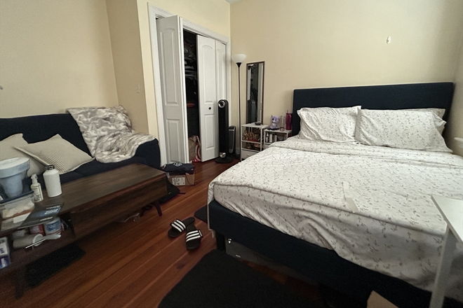 bed - Spacious and sun-filled 4-bedroom, 2-bath Apartments