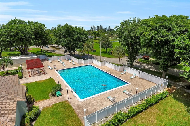 Olympic Pool Area - Rolling Hills Furnished Condo 5min from NSU