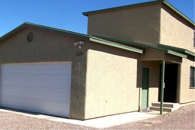 Entry - 439 E Linden St