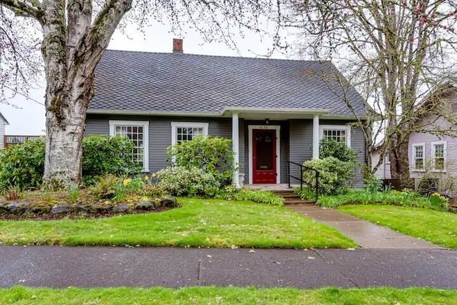 Main entrance and street view - 1 bedroom rental unit/ shared space - close to campus