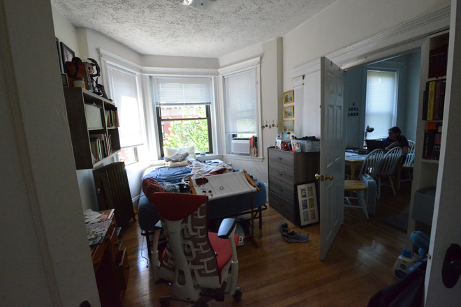 1 - 3 bed - H&HW included - $3700 - Burbank - Cats - Close to campus- Laundry Apartments