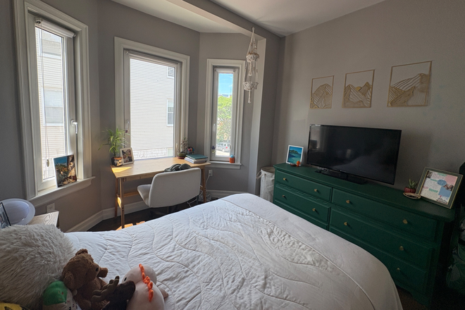 Bedroom - 1580 Tremont Steet for Summer Semester 2026 (1 bedroom in 4 bd ap.) Apartments