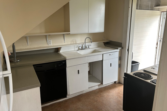 Kitchen - Apartment 5 Minutes from grounds
