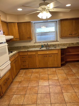 Kitchen - West Campus - 5 Min. walk to UIC  Medical, Dental & Pharmacy School, Washer & Dryer in Building