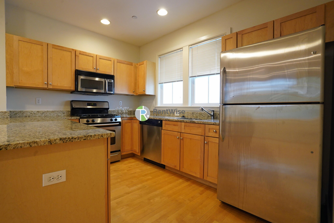 3 - July-September, Spacious  2 bed/2.5 bath,  Pet Friendly, Parking, No Fee Apartments