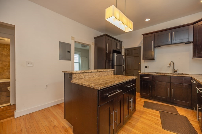 1 - SEPT 2026 – Cambridgeport 4 Bed / 1.5 Bath with In-Unit Laundry, Student OK! No Broker Fees! Apartments